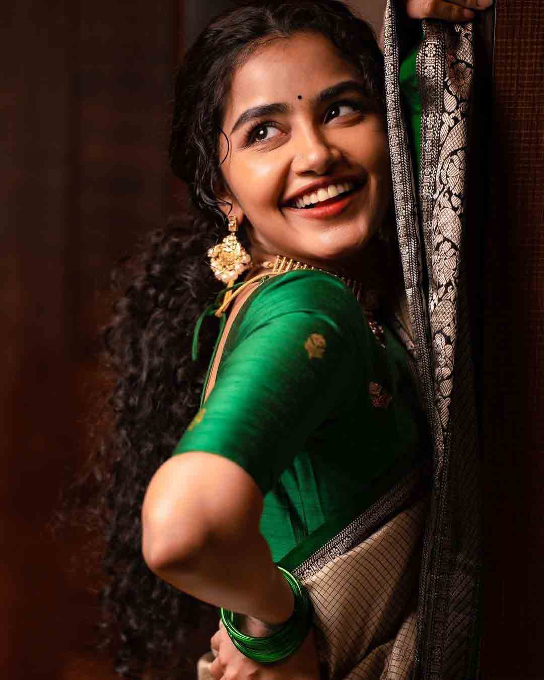 Anupama Parameswaran Looks Gorgeous in a Nine Yards Kanjeevaram Saree.