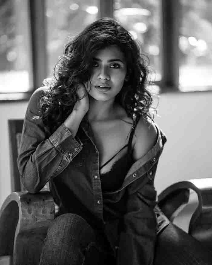 Hebah Patel looks hot and ravishing in her latest photoshoot pictures.