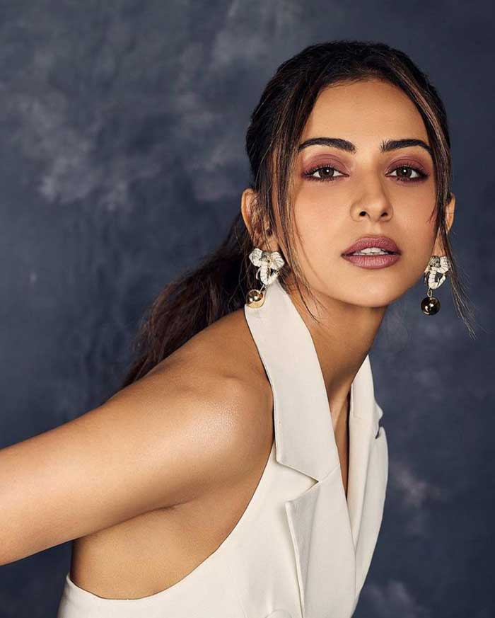 Rakul does a great job when it comes to styling and posing for pictures