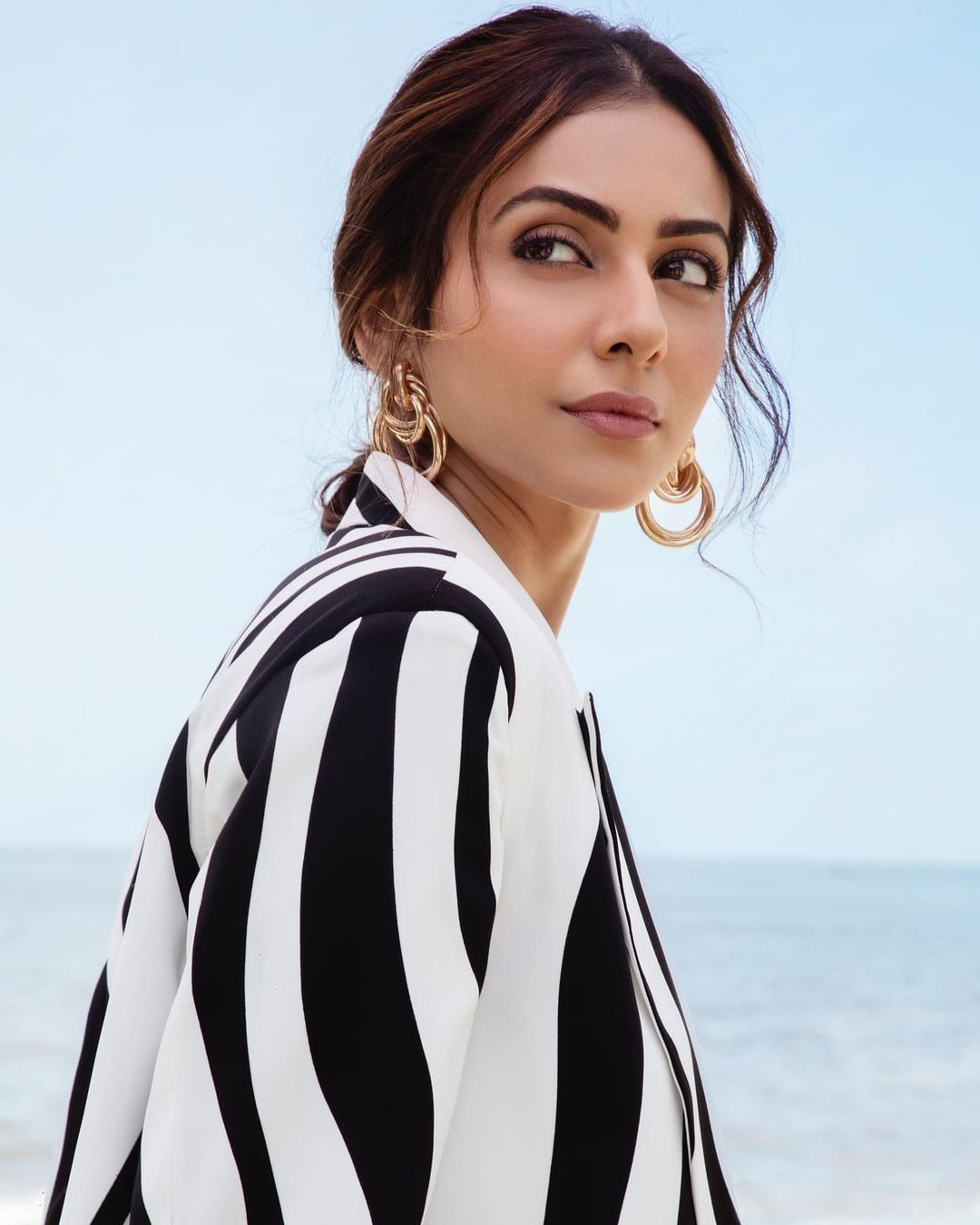 Rakul looks classy and sassy in a black and white patterned suit.